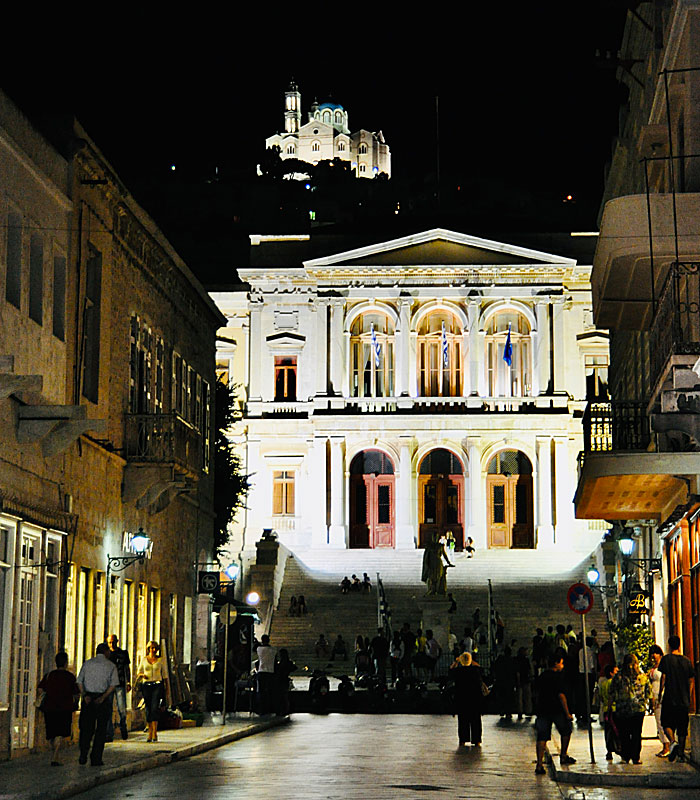 Church of Resurrection och stadshuset i Ermoupolis på ön Syros i Kykladerna.