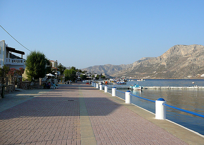 Den bilfria hamnpromenaden på Telendos.