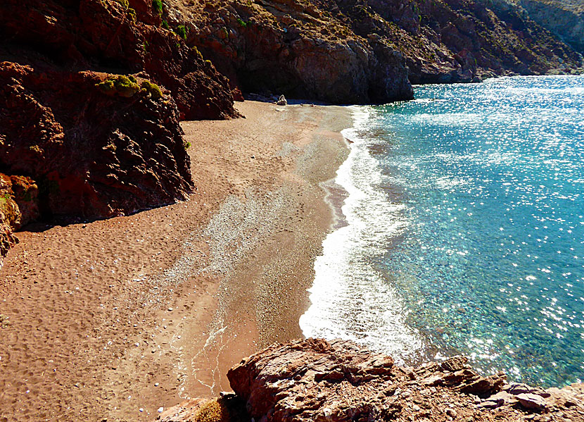 Mikro Eristos beach till vänster om Kalimera beach på Tilos.