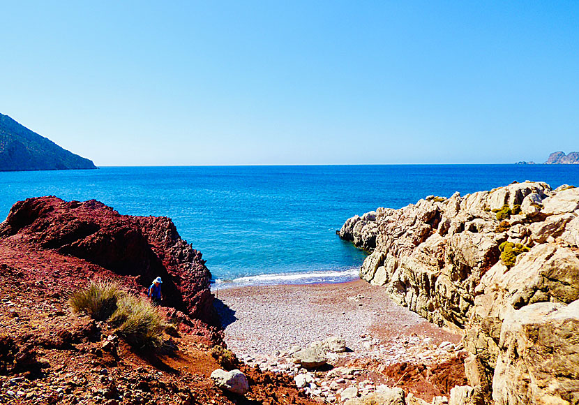 Kalimera beach till vänster om Eristos beach på Tilos.