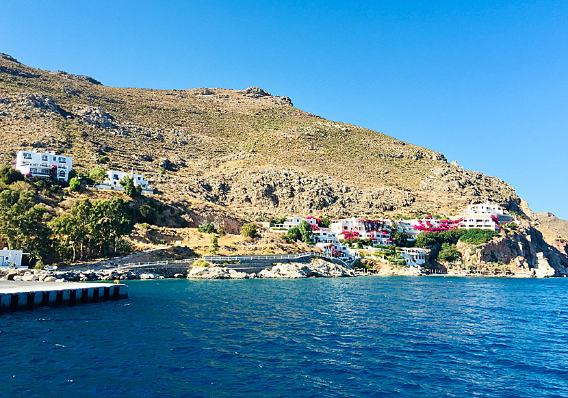 Till höger om hamnen i Livadia ligger hotellet Ilidi Rock omgivet av bougainvillea. 