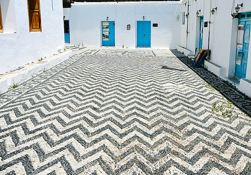 Mosaikgolvet vid stadshuset i Megalo Chorio på Tilos.