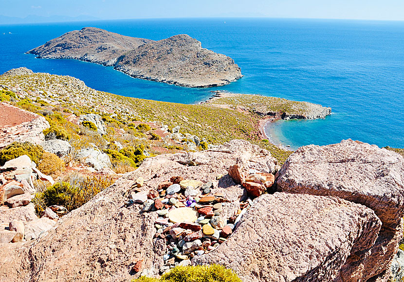  Ruths Rock ovanför Red beach på Tilos i Grekland.