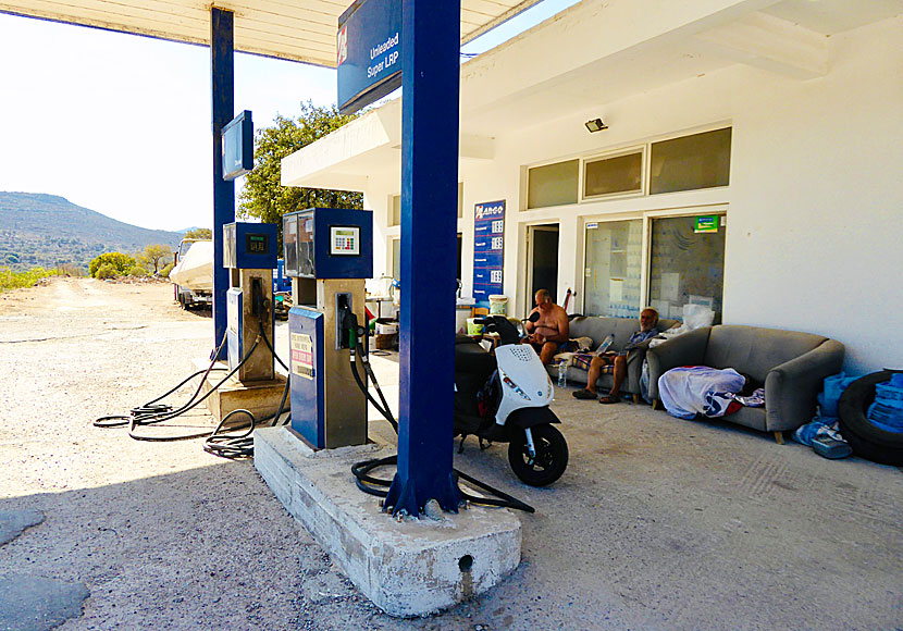 Bensinstationen på Tilos ligger mellan Livadia och Megalo Chorio.