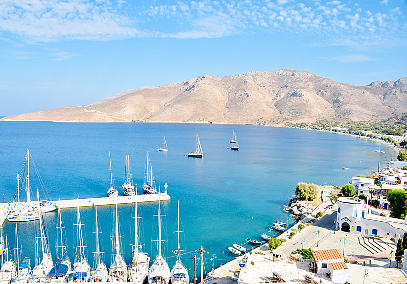 Hamnen och stranden i Livadia på Tilos i Grekland.