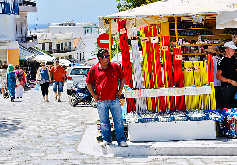 Köpa heliga ljus till kyrkan på Tinos i Grekland.