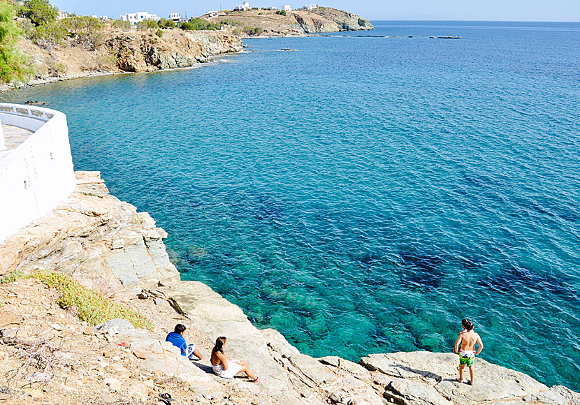 Från klippbadet innan Kionia kan man dyka eller hoppa rakt ner i havet.