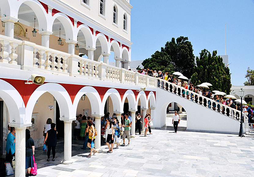 Köerna till den heliga kyrkan Panagia Evangelistria i Tinos stad kan vara långa.