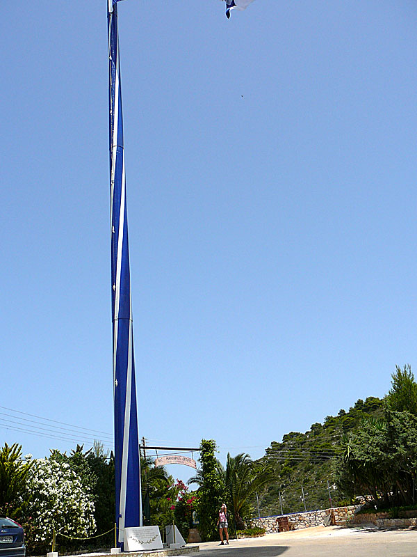 Flaggstången till världens största grekiska flagga på Zakynthos.