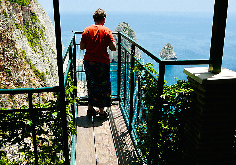 Utsiktsplats vid Keri Lighthouse Restaurant med vy över klipporna i Keri på Zakynthos.