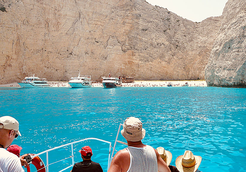 Utflyktsbåtar till Shipwreck beach på Zakynthos,