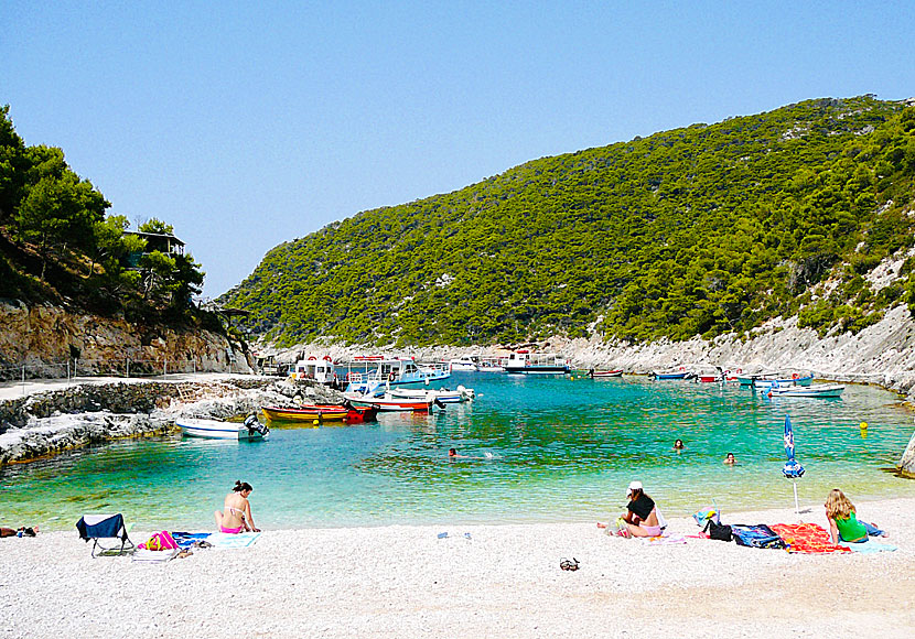 Hamnen i Porto Vromi på Zakynthos varifrån det går båtar till Shipwreck beach.