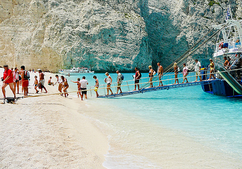 Utflyktsbåtar till Shipwreck beach på Zakynthos utgår från bland annat Agios Nikolaos och från Porto Vromi.