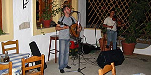 Grekisk musik &auml;r b&auml;st live. Leros.