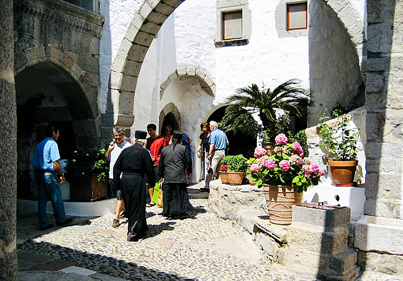 Evangelisten Johannes fick en uppenbarelse från Gud och skrev Apokalypsen på Patmos i Grekland.