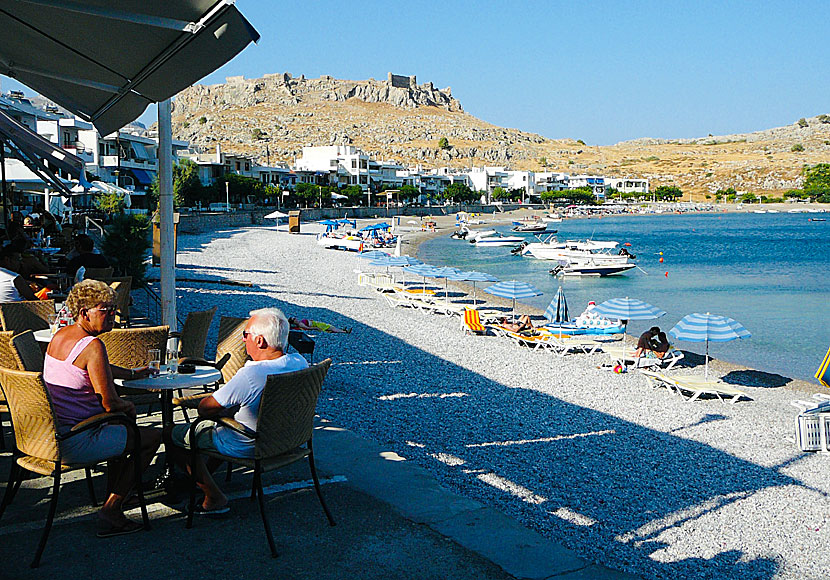 Haraki beach och by på Rhodos i Grekland.