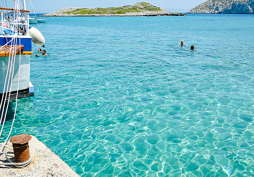 Gillar du att snorkla ska du åka utflyktsbåt runt Symi. Lunch och många bad ingår.