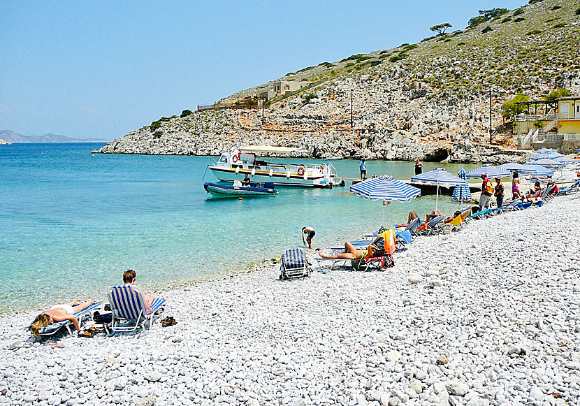 Marathounda beach på Symi är känt för sin taverna och tama getter.