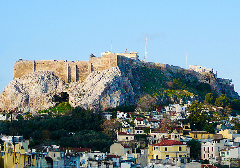 Anafiotika nederst och Akropolisklippan överst. Temple of Erechteion upp till vänster.