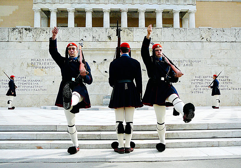 Parlamentin edustalla nämä komeat Evzonit vartioivat parlamenttia ja tuntemattoman sotilaan hautaa.  Kreikka.