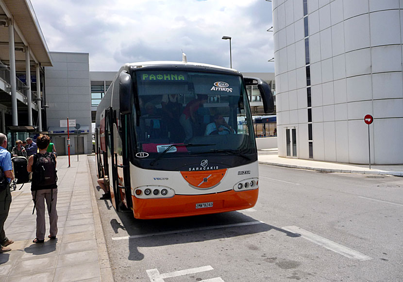 Bussen till Rafina går utanför flygplatsen i Aten.