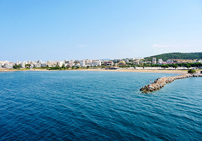 Stranden i Rafina nära hamnen färjorna till Kykladerna. 