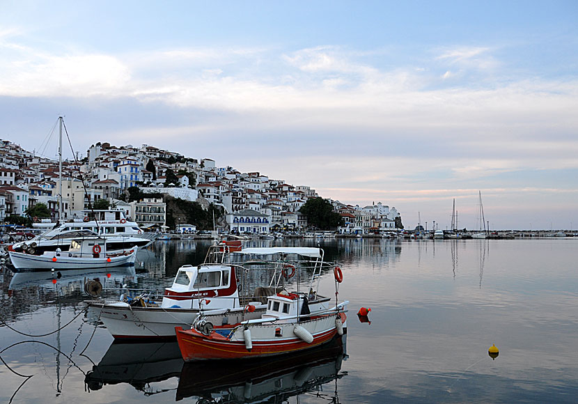 Från Evias hamn går det båtar till Skopelos i Sporaderna. 
