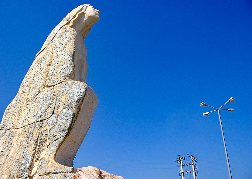 Den märkliga statyn i Lavrios hamn nära Aten.