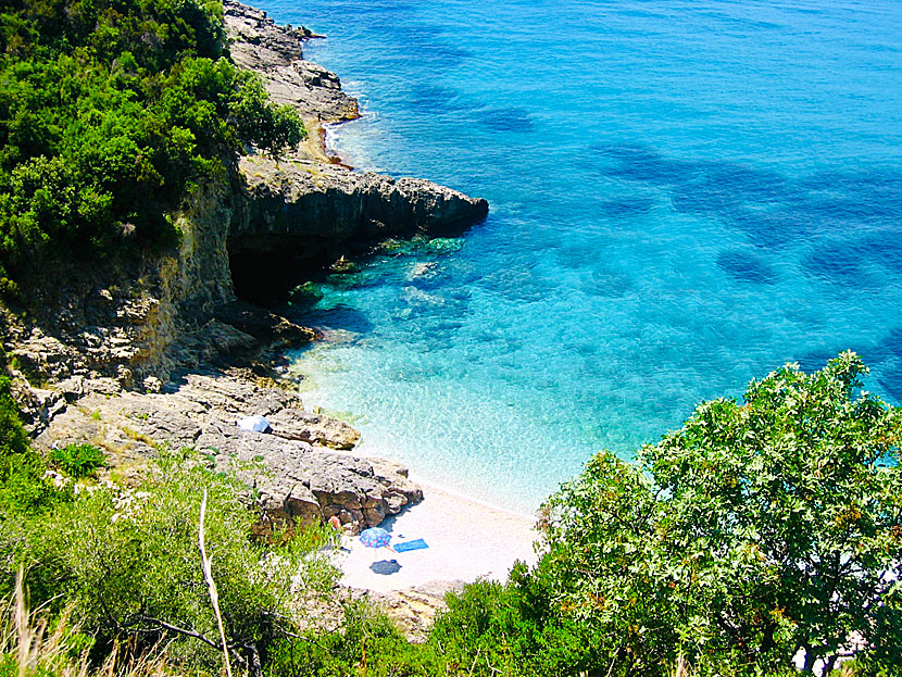 Liten strand innan Mikro Ammos beach nära Sivota norr om Parga.