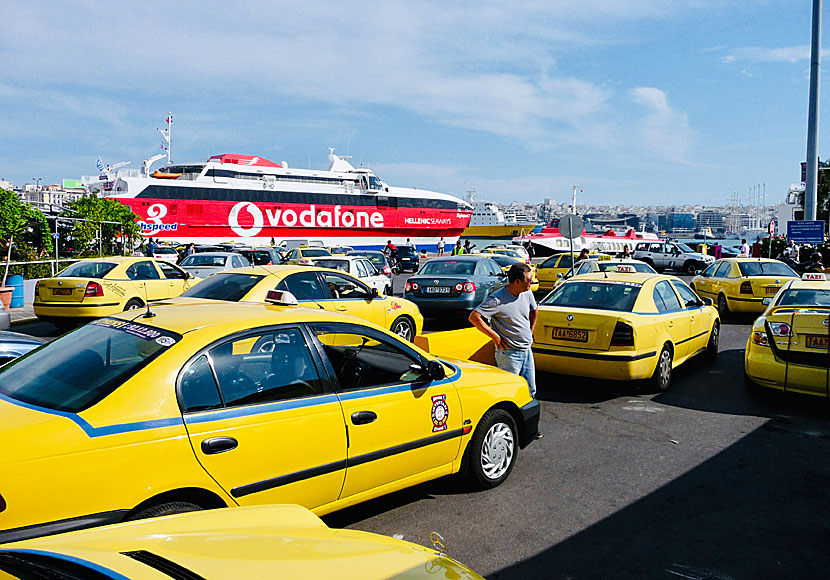 Det finns många taxibilar i Pireus som du kan åka till flygplatsen i Aten med. 