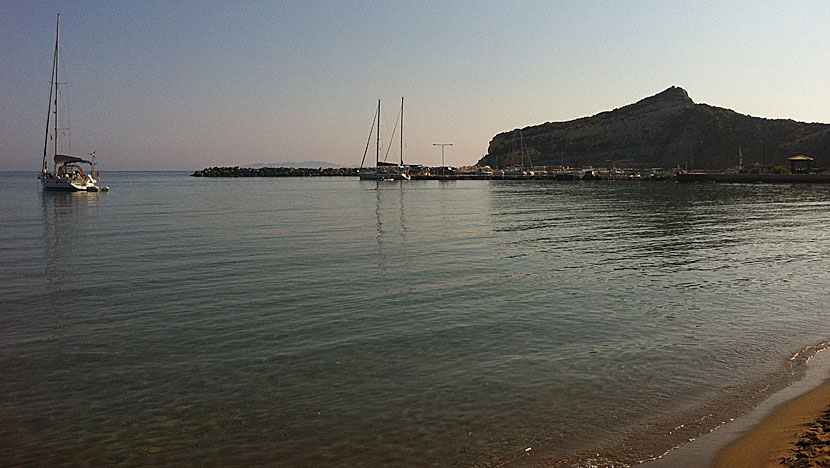 Hamnen och stranden i Porto på ön Erikousa norr om Korfu.