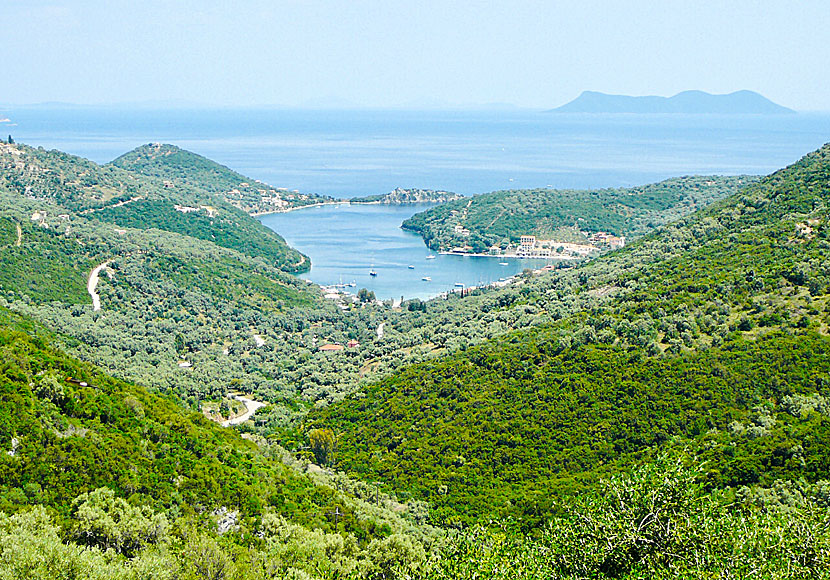Missa inte den mysiga byn Sivota när du är på Lefkas. 