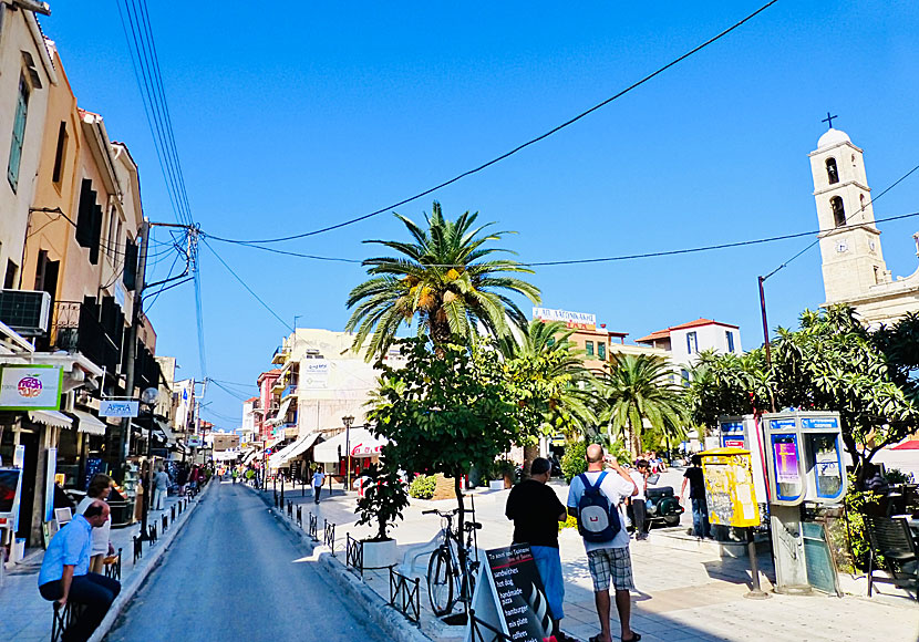 Gatan Odos Halidon och katedralen Trimartiri i Chania.