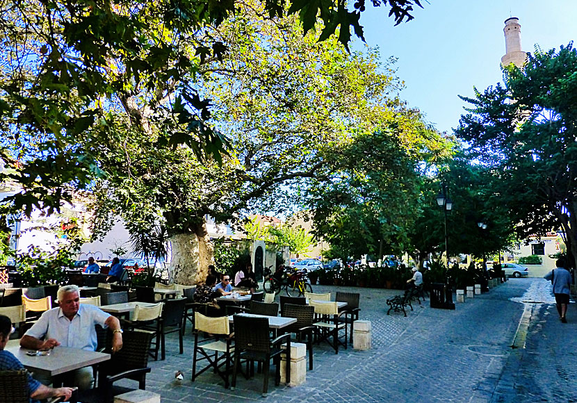 Torget Plateia 1821 och kyrkan Agia Ekaterina med en av minareterna i Chania.