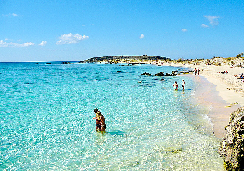 Den fina sandstranden vid den lilla ön Elafonissi.