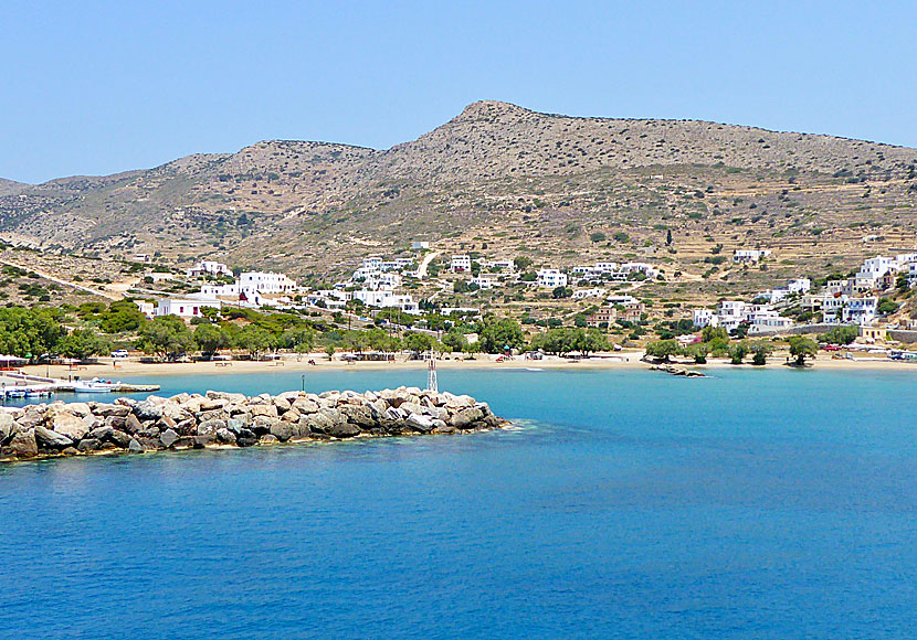 Stranden och hamnen i Alopronia på Sikinos i Grekland.