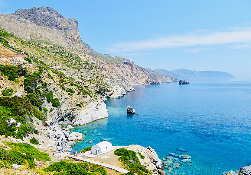 Klippbadet Agia Anna och klostret Panagia Hozoviotissa får man inte missa när man är på Amorgos i Grekland. 