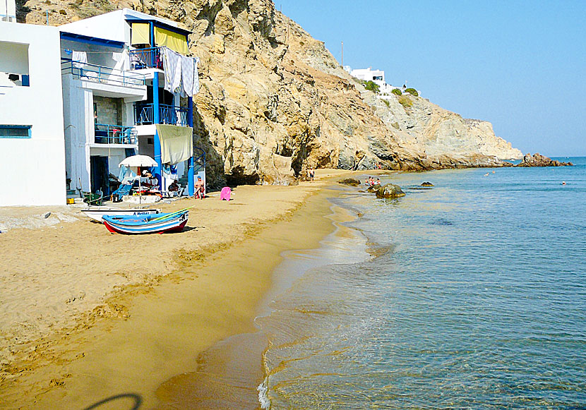 Stranden i hamnen på Anafi mittemot Santorini.