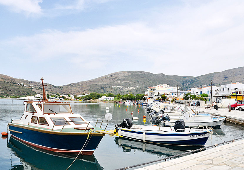 Hamnen i Gavrio på Andros har båtförbindelse med Kea, Kithnos, Kreta, Lavrio, Mykonos, Naxos, Paros, Rafina, Santorini, Syros och Tinos i Kykladerna.