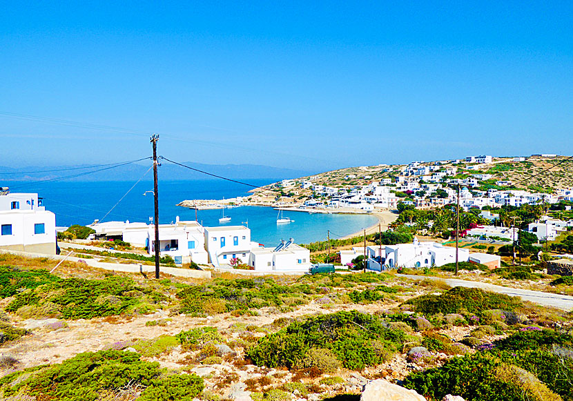 Hamnen och stranden i Stavros på Donoussa i Kykladerna.