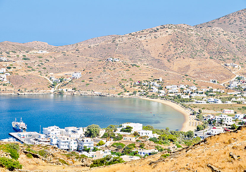 Hamnen Ormos och sandstranden Gialos på ön Ios i Grekland.