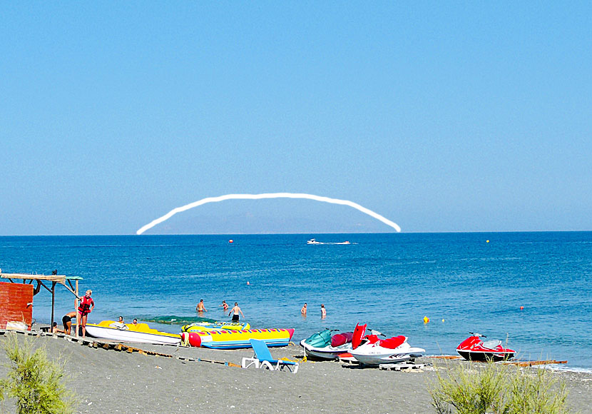 Anafi sett från Perivolos beach på Santorini.