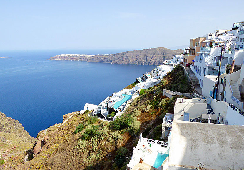 Från byn Imerovigli på Santorini är det en sagolik utsikt över vulkankratern, calderan och den vackra byn Oia.