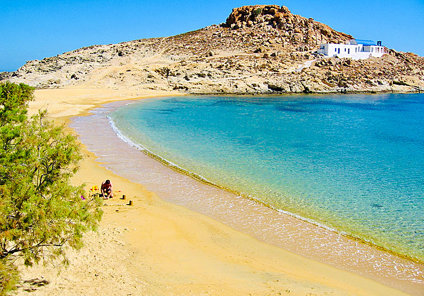 Agios Sostis är en av flera barnvänliga stränder på Serifos. i Kykladerna.