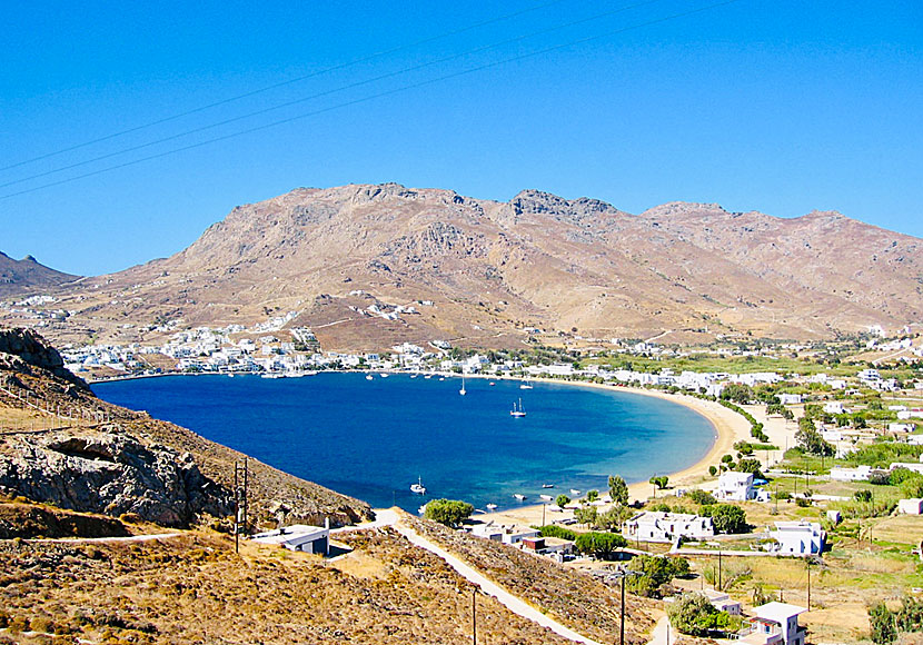 Livadi beach och by på Serifos i Grekland.