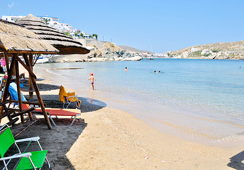 Sandstranden Achladi beach på Syros är långgrund och passar små barn. 