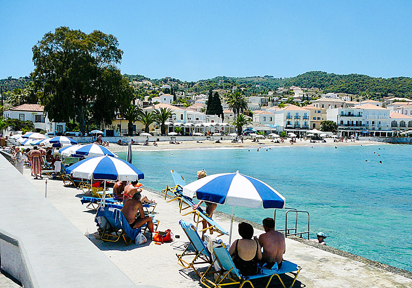 Stränder i Spetses stad i Grekland.