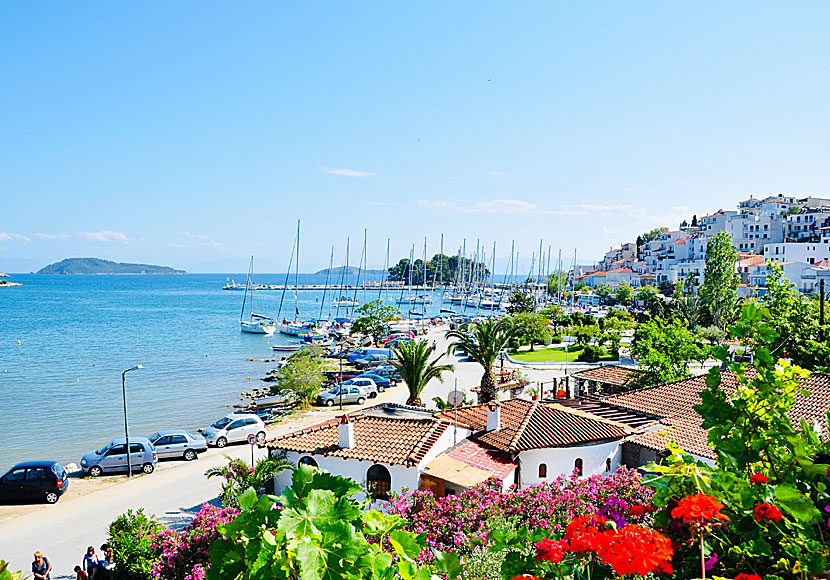 Segelbåtar i hamnen och hamnpromenaden i vackra Skiathos stad. 