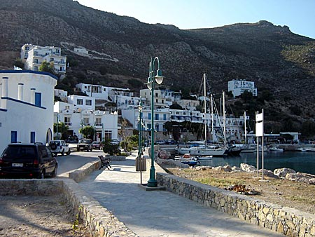 Tilos. Del av hamnen och hamnpromenaden. 