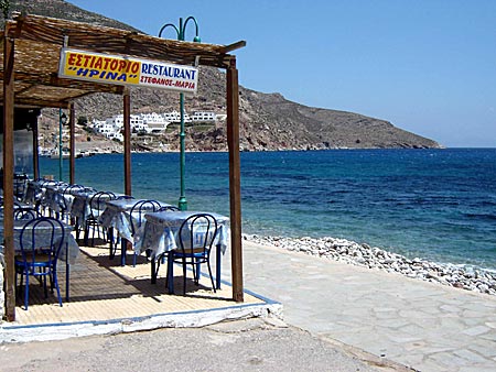 Tilos. Stranden kantas av små tavernor som serverar underbart god, vällagad mat. 